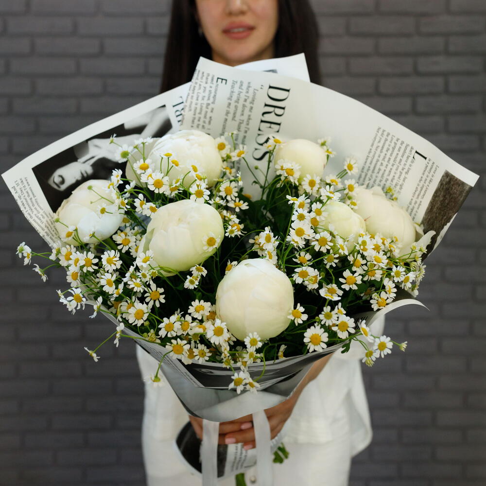 Букет из белых пионов и ромашки