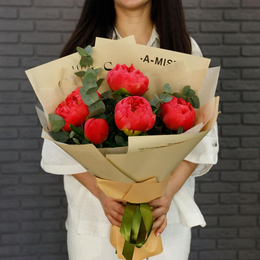 Коралловый монобукет из пионов