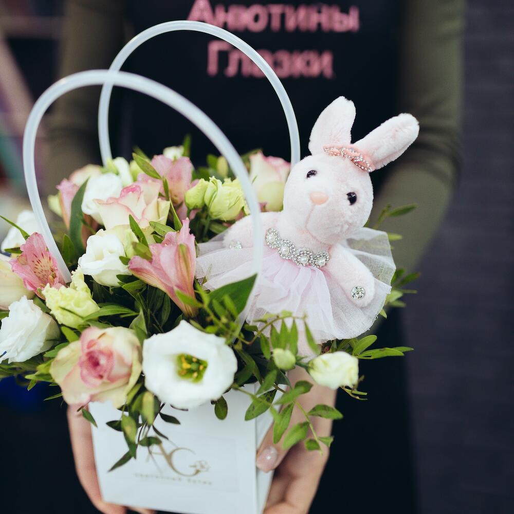 Композиция с мягкой игрушкой и цветами