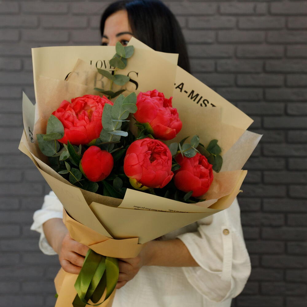 Коралловый монобукет из пионов