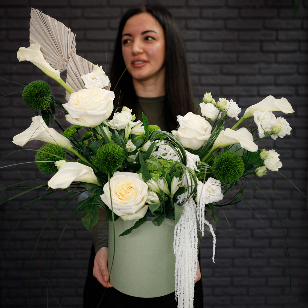 Нежная калла, роза и амарант в шляпной коробке