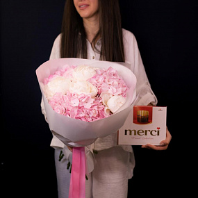 Гортензия, пионы, шоколад Merci: Букет для ярких моментов